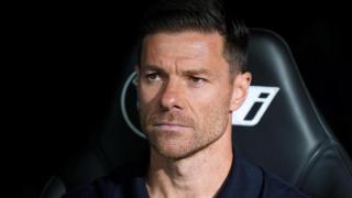 Xabi Alonso, sentado en el banquillo del Santiago Bernabéu.