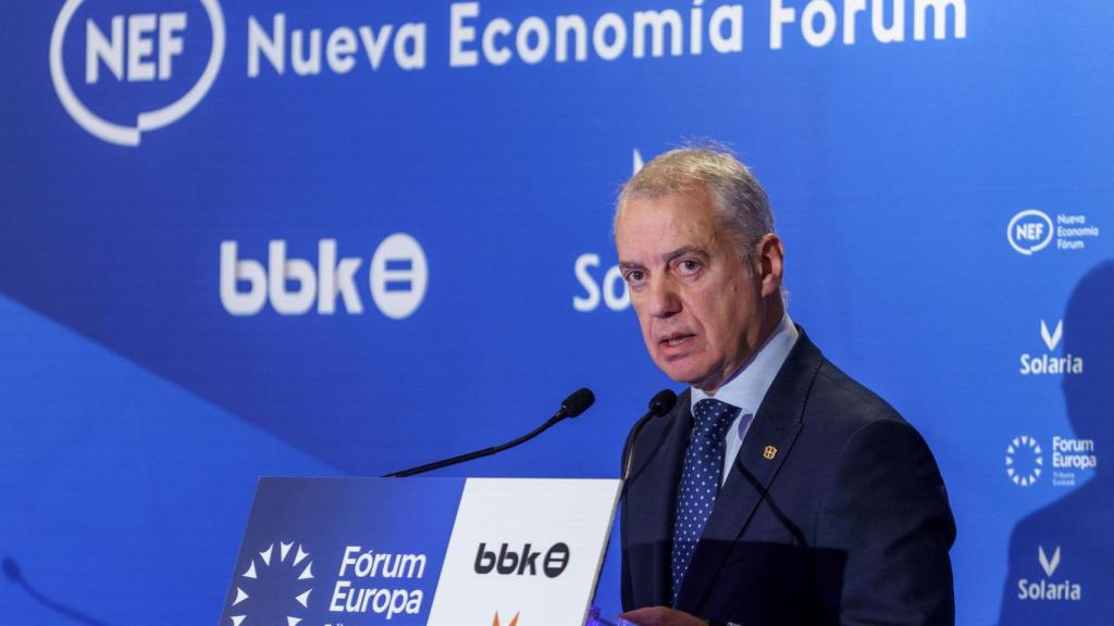 El exlehendakari y presidente de la Fundación eAtlantic, Iñigo Urkullu, durante su intervención este lunes en el desayuno informativo de la tribuna Fórum Europa que se celebra en Bilbao. EFE/Javier Zorrilla
