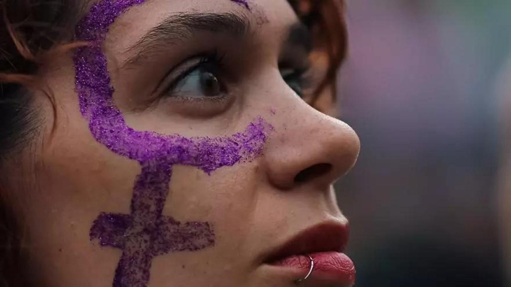 Una mujer participa en una manifestación en una imagen de archivo