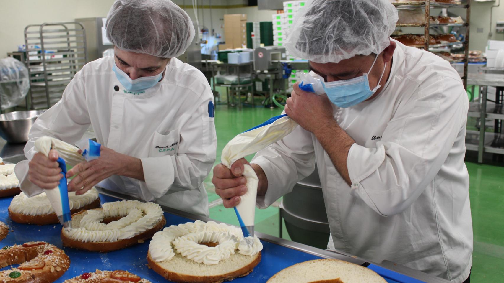 Relleno de los roscones con nata