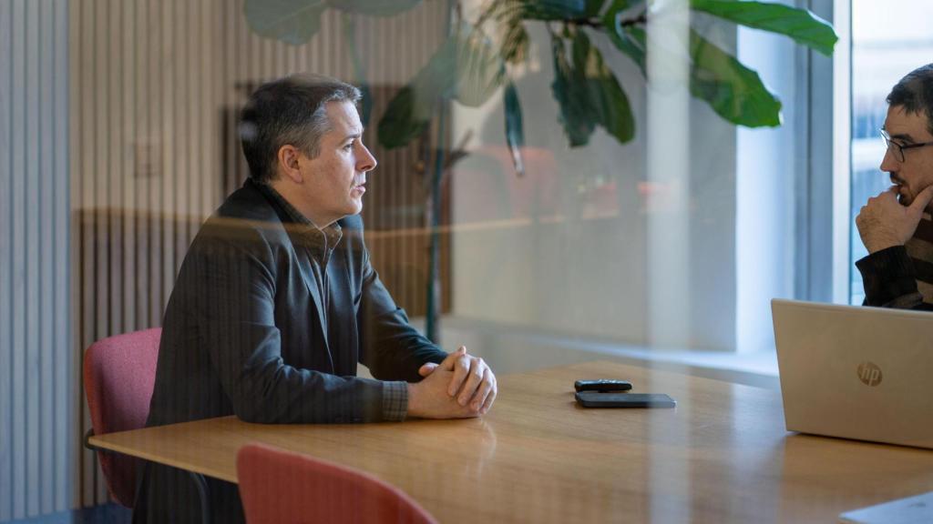 Kepa Apraiz, de Kategora, durante la entrevista / Araba Press