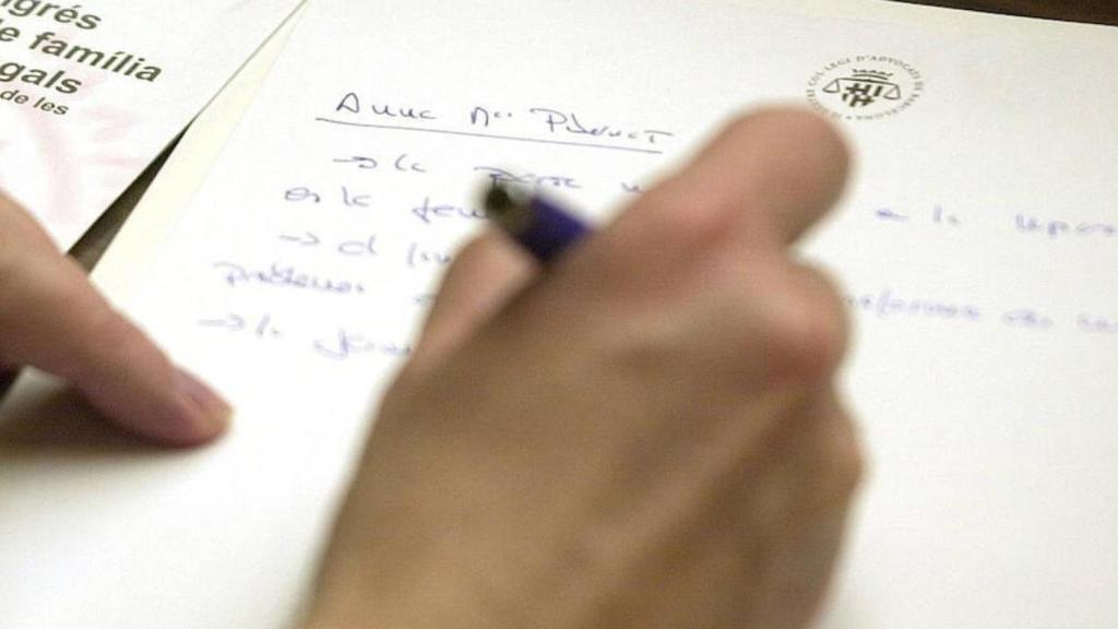 La escritura de un testamento en una imagen de archivo