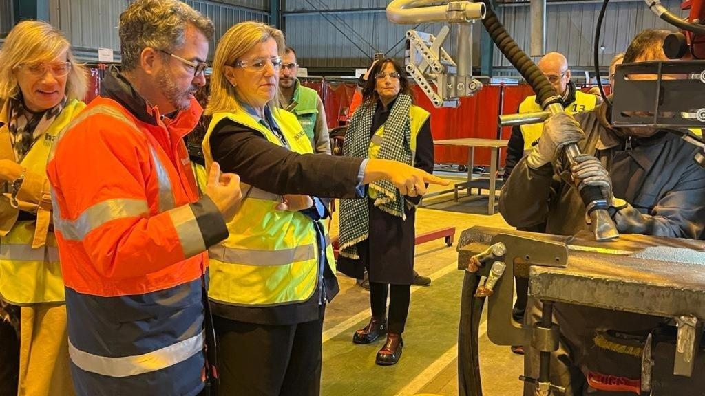 La diputada de Empleo, Cohesión Social e Igualdad de Bizkaia, Teresa Laespada, en la presentación de la escuela de soldadura junto a Haizea Wind