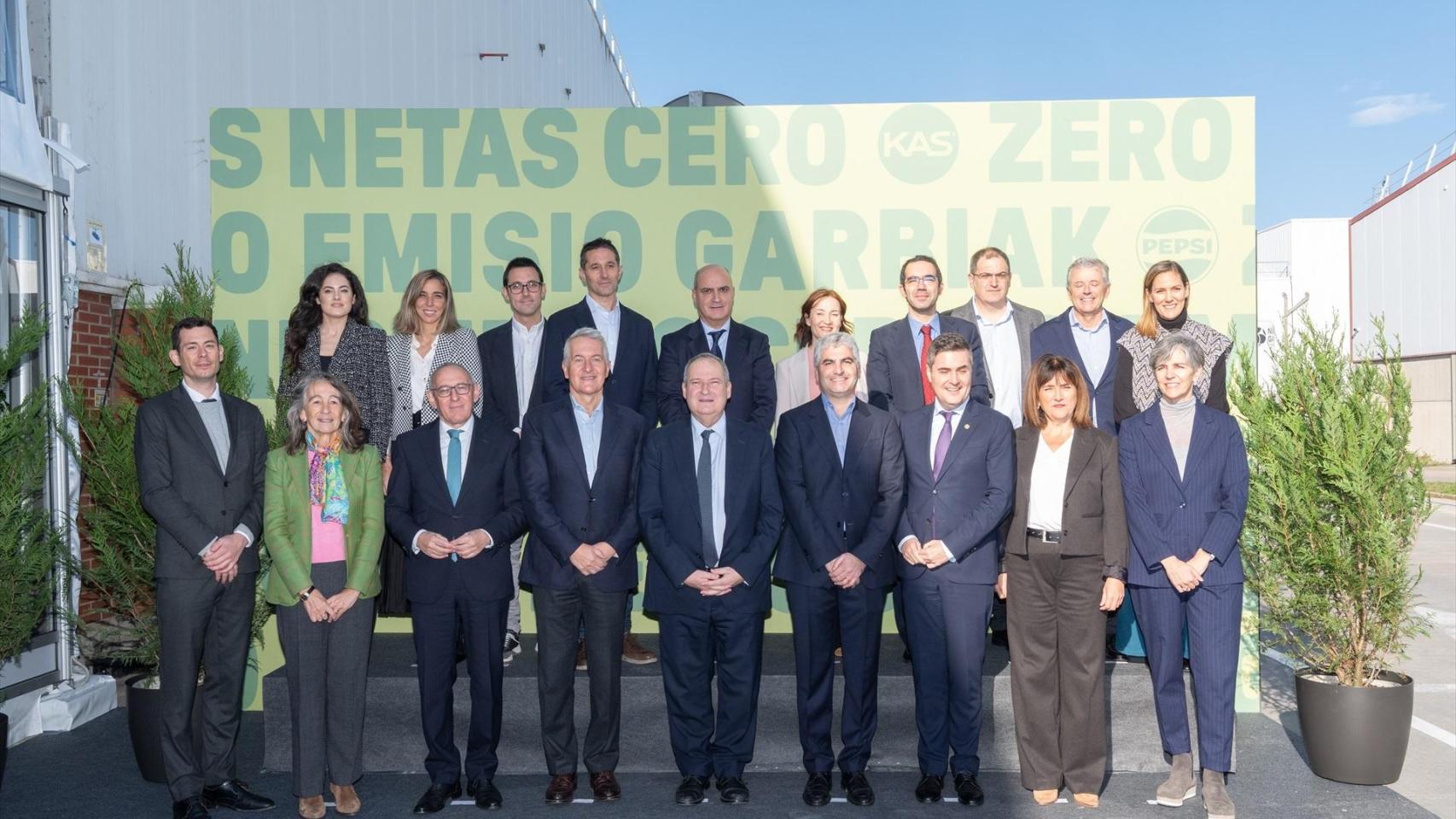 El ministro de Industria y Turismo, Jordi Hereu, el consejero de Industria, Transición Ecológica y Sostenibilidad, Mikel Jauregi, el director de la planta de bebidas, Iñaki Ochoa de Aspuru, el director general de PepsiCo Iberia, Fernando Moraga, y el CEO y presidente de PepsiCo, Ramón Laguarta, durante un acto de PepsiCo