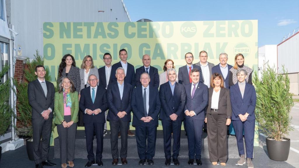 El ministro de Industria y Turismo, Jordi Hereu, el consejero de Industria, Transición Ecológica y Sostenibilidad, Mikel Jauregi, el director de la planta de bebidas, Iñaki Ochoa de Aspuru, el director general de PepsiCo Iberia, Fernando Moraga, y el CEO y presidente de PepsiCo, Ramón Laguarta, durante un acto de PepsiCo