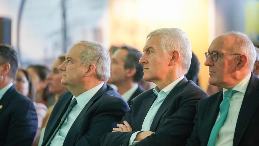 El ministro de Industria y Turismo, Jordi Hereu (i), y el CEO y presidente de PepsiCo, Ramón Laguarta (c), durante un acto de PepsiCo