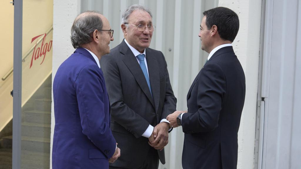 El que fuera presidente de Talgo, Carlos Palacio Oriol, junto al presidente de Sidenor, José Antonio Jainaga, y el lehendakari, Imanol Pradales