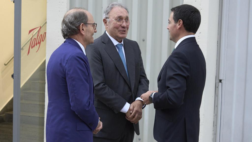El que fuera presidente de Talgo, Carlos Palacio Oriol, junto al presidente de Sidenor, José Antonio Jainaga, y el lehendakari, Imanol Pradales