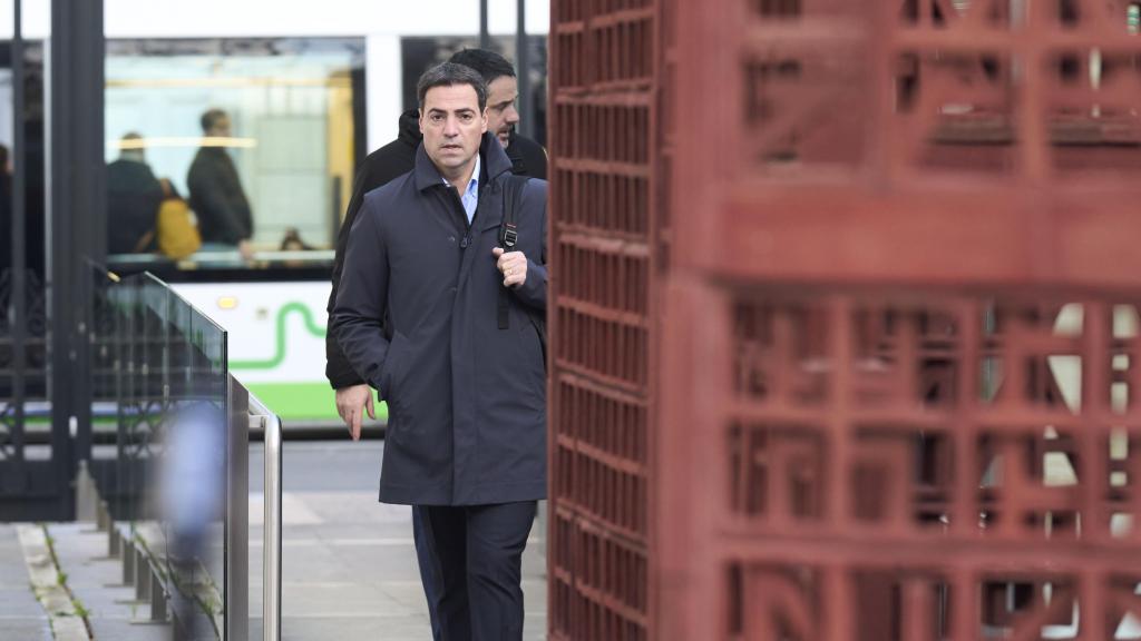 El lehendakari, Imanol Pradales, a su llegada al Parlamento vasco