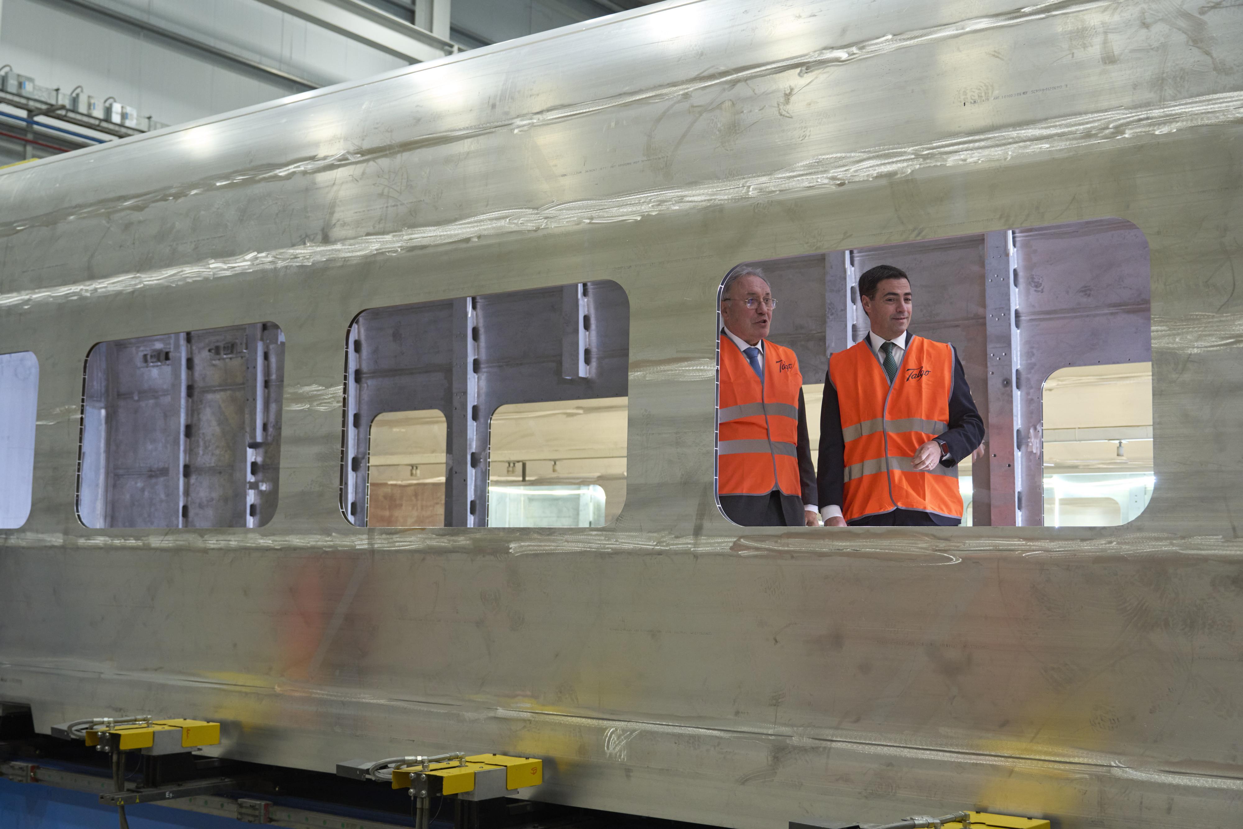 El lehendakari, Imanol Pradales, junto al presidente de Sidenor, José Antonio Jainaga, en la visita a las instalaciones de Talgo