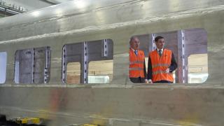 El lehendakari, Imanol Pradales, junto al presidente de Sidenor, José Antonio Jainaga, en la visita a las instalaciones de Talgo