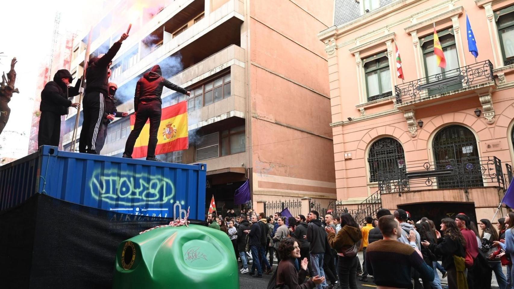 Encapuchados queman una bandera española en Bilbao en una manifestación de Ernai / EP