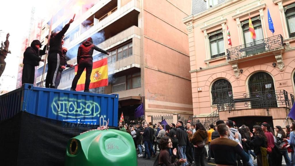Encapuchados queman una bandera española en Bilbao en una manifestación de Ernai / EP