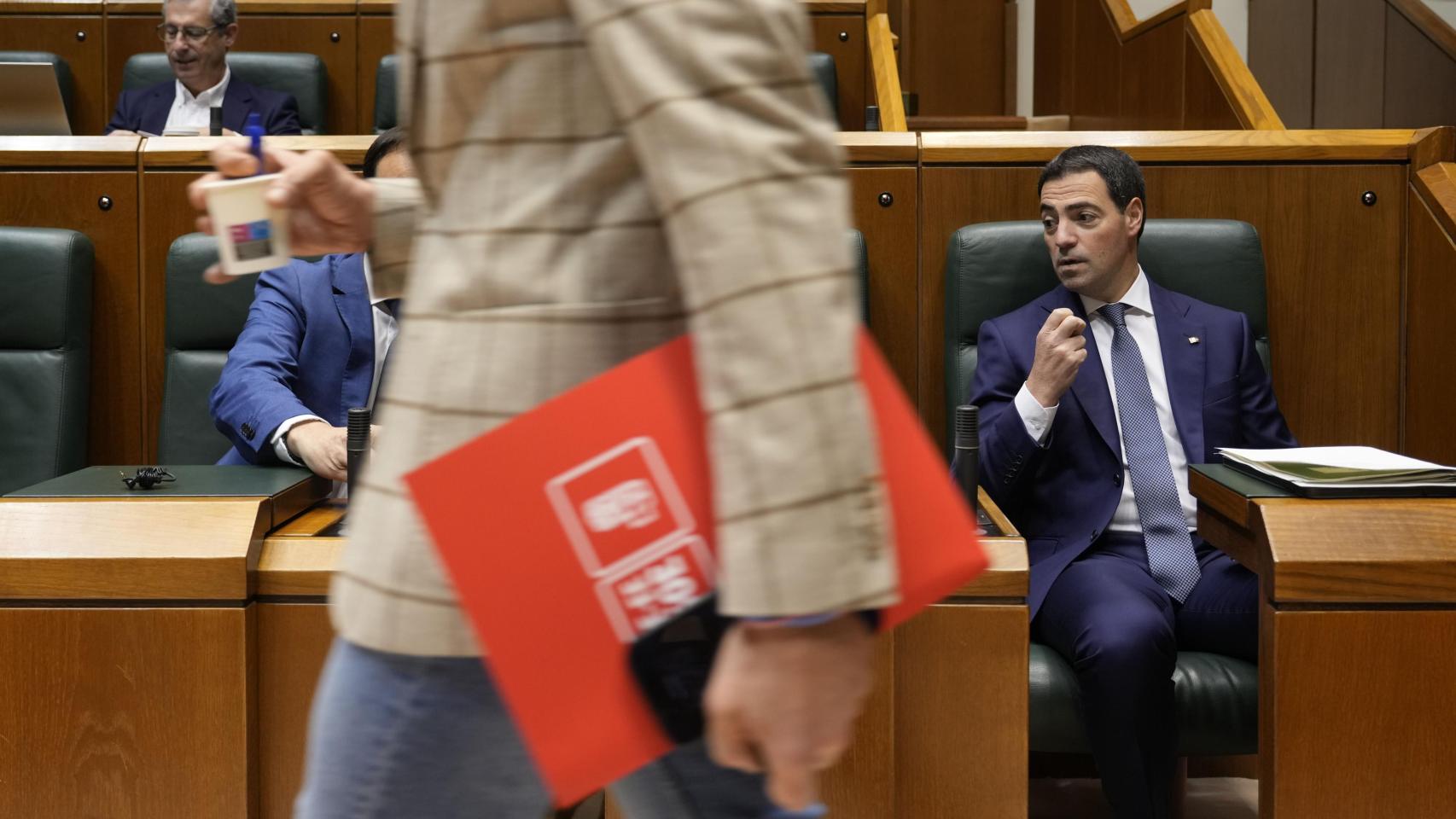 El lehendakari, Imanol Pradales, en el Parlamento vasco