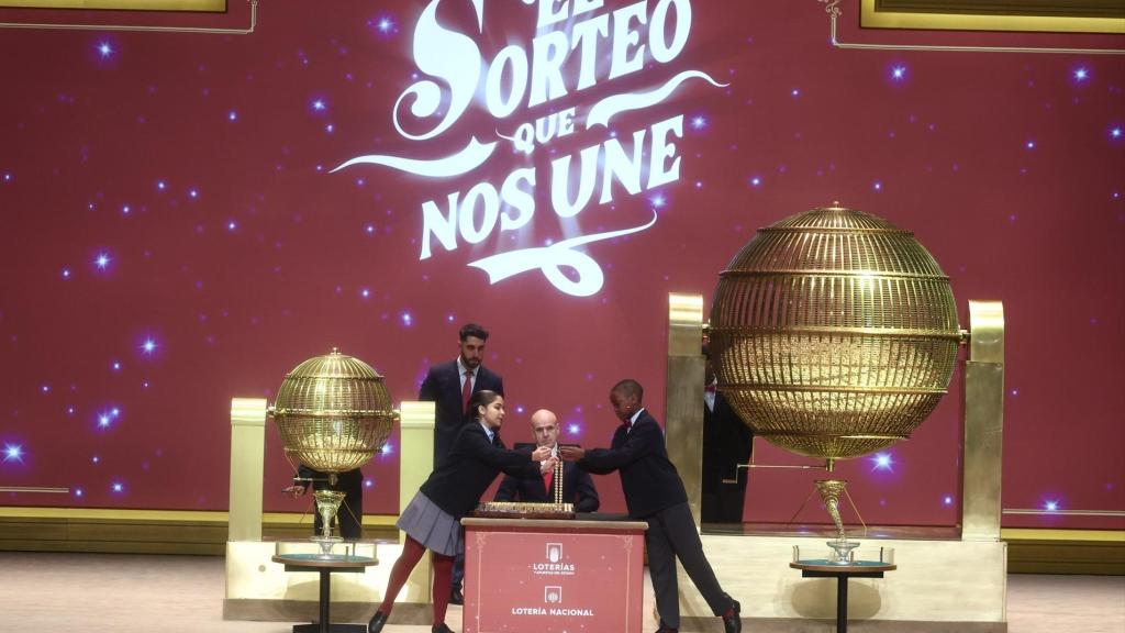Dos niños del Colegio de San Ildefonso cantan los números premiados durante el Sorteo Extraordinario de la Lotería de Navidad 2025