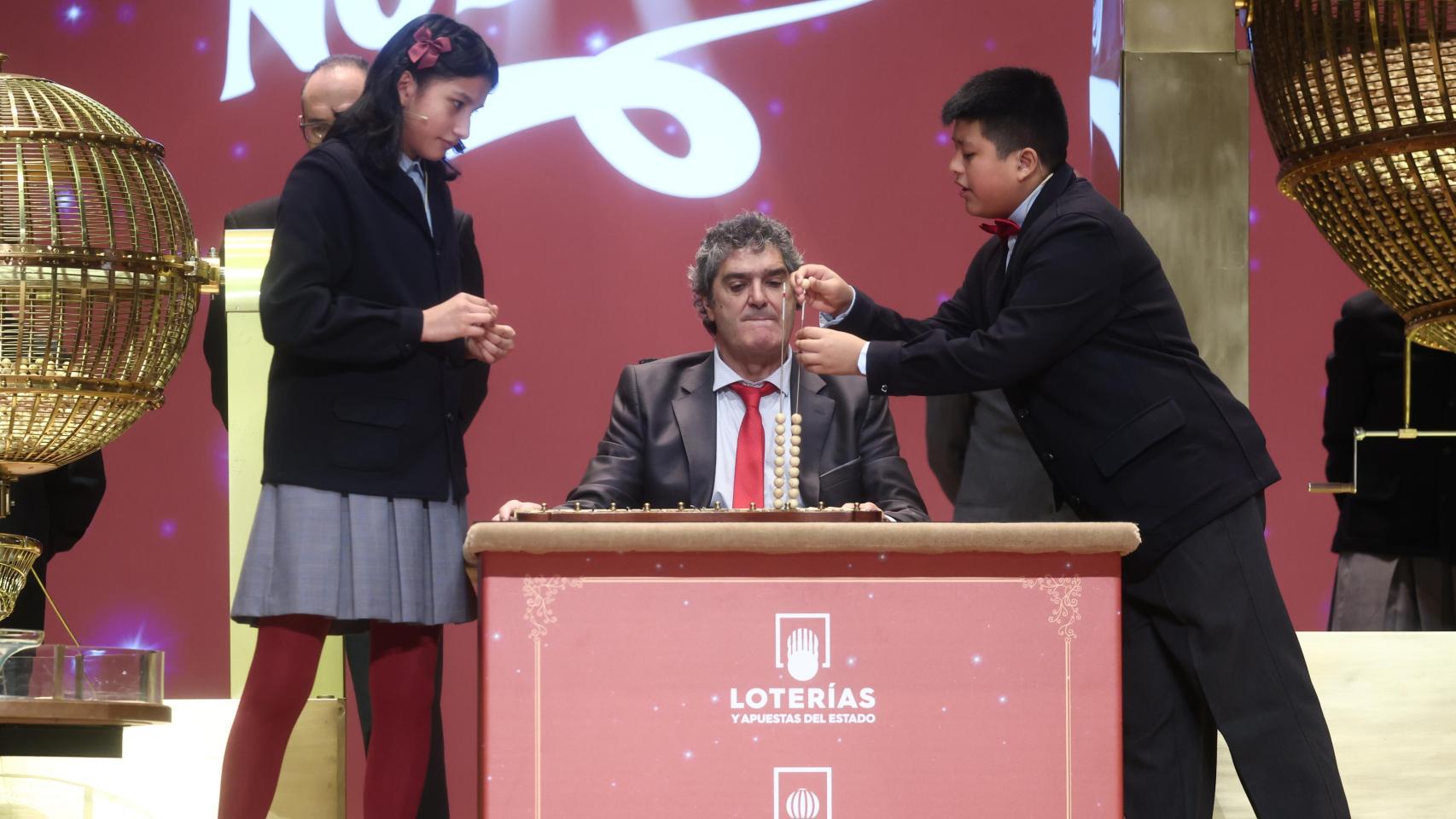 Dos niños del Colegio de San Ildefonso, cantan un cuarto premio de la Lotería de Navidad, durante la celebración del Sorteo Extraordinario de la Lotería de Navidad 2025