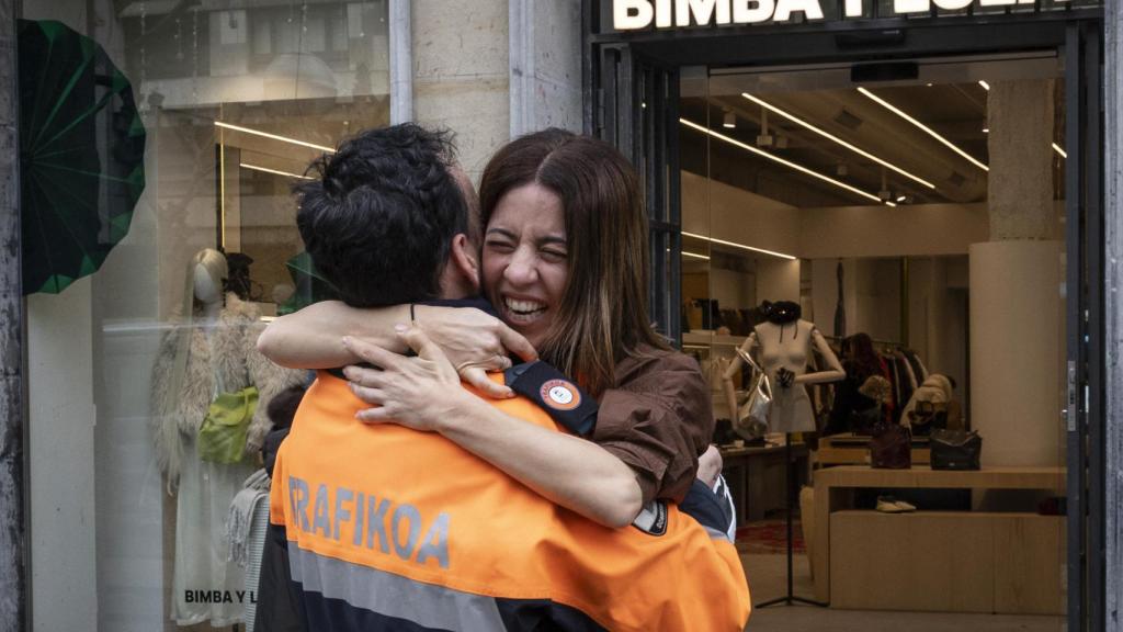 Una trabajadora de Bimba y Lola en San Sebastián celebra con su marido el segundo premio