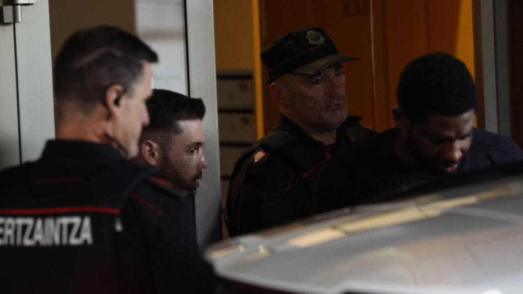 La Ertzaintza conduce al detenido por su presunta implicación en los hechos
