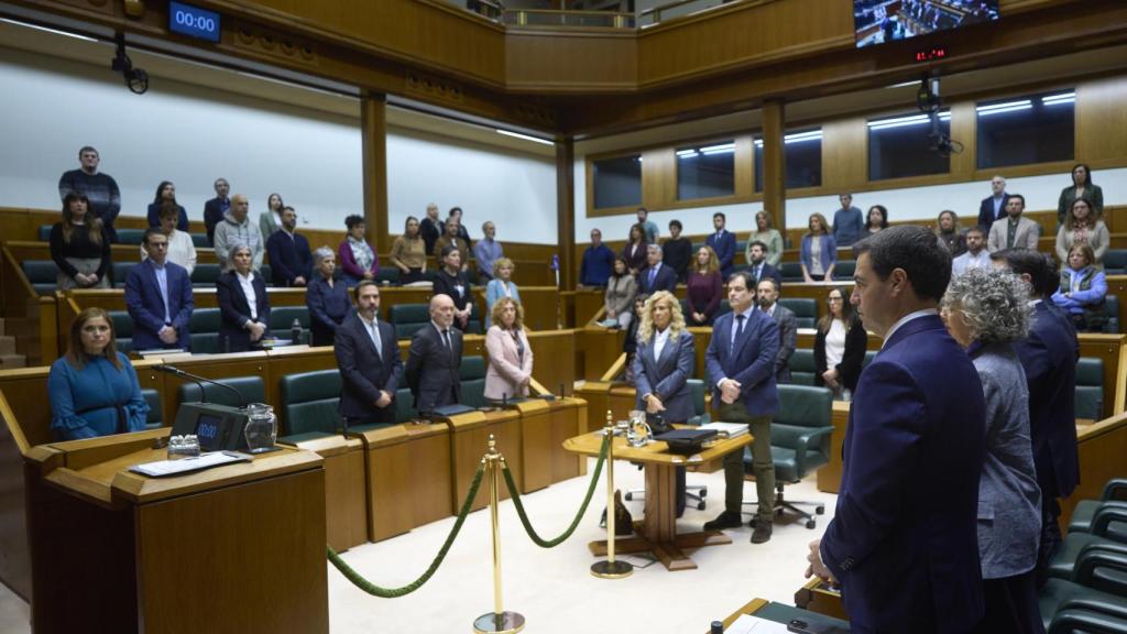 Minuto de silencio por el asesinato machista de una mujer en Barakaldo durante el pleno ordinario de los Presupuestos vascos de 2026
