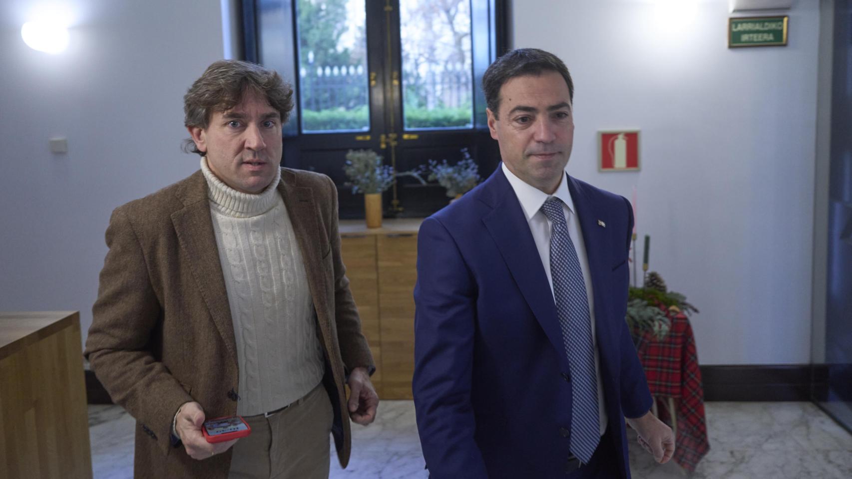 El lehendakari, Imanol Pradales, y el secretario general del PSE-EE, Eneko Andueza, a su llegada al Parlamento vasco