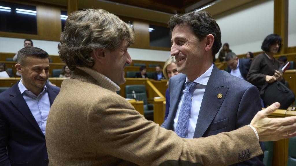 El consejero de Hacienda y Finanzas, Noël d'Anjou, y el secretario general del PSE-EE, Eneko Andueza, celebran la aprobación de los Presupuestos de 2026