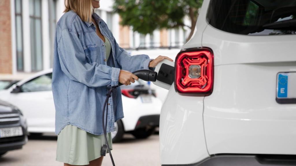 Una persona carga su coche eléctrico