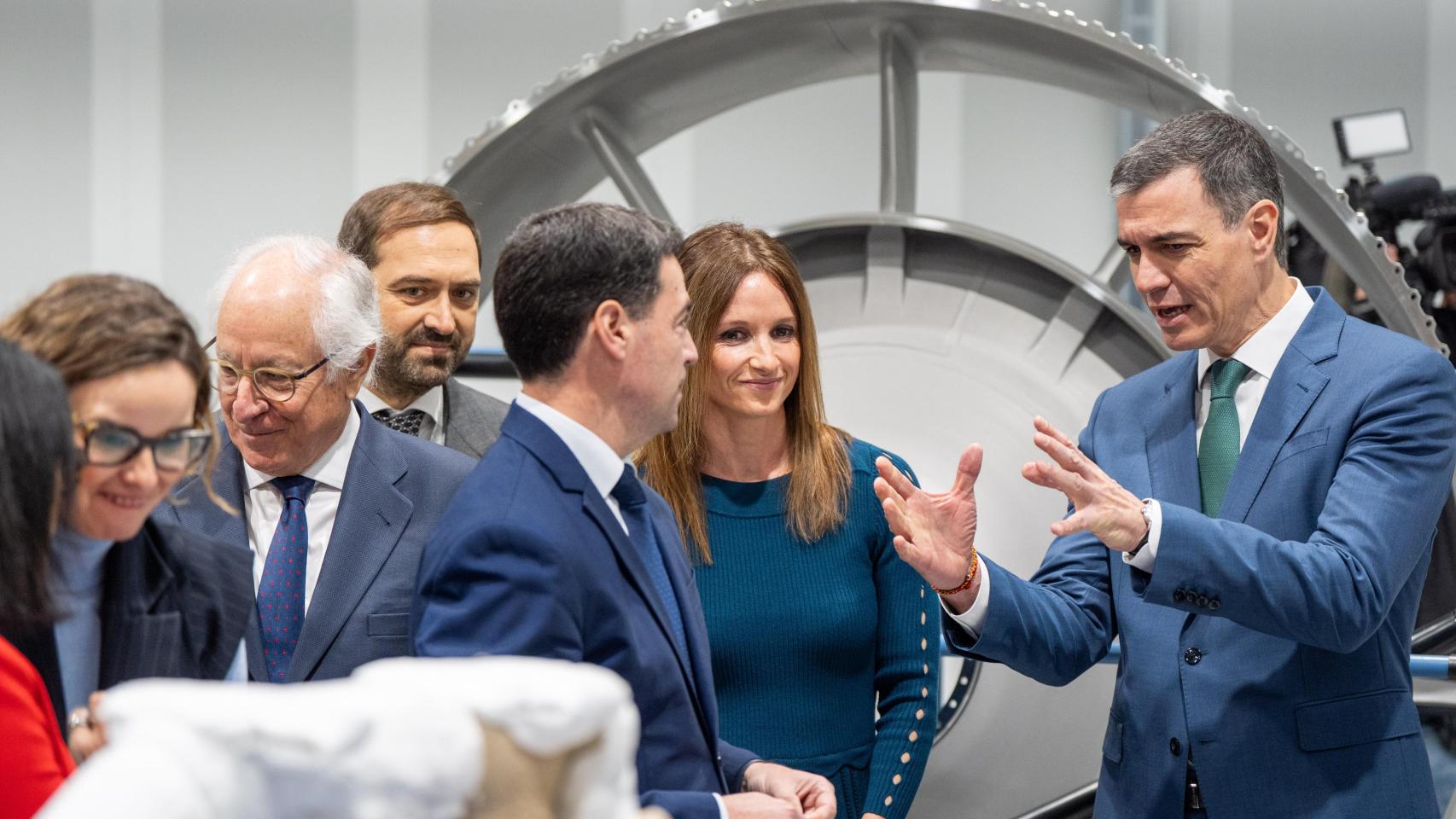 Pedro Sánchez conversa con Imanol Pradales en una visita a ITP Aero / Iñaki Berasaluce / Europa Press