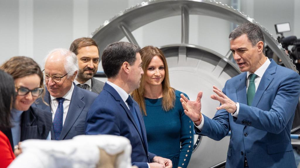 Pedro Sánchez conversa con Imanol Pradales en una visita a ITP Aero / Iñaki Berasaluce / Europa Press