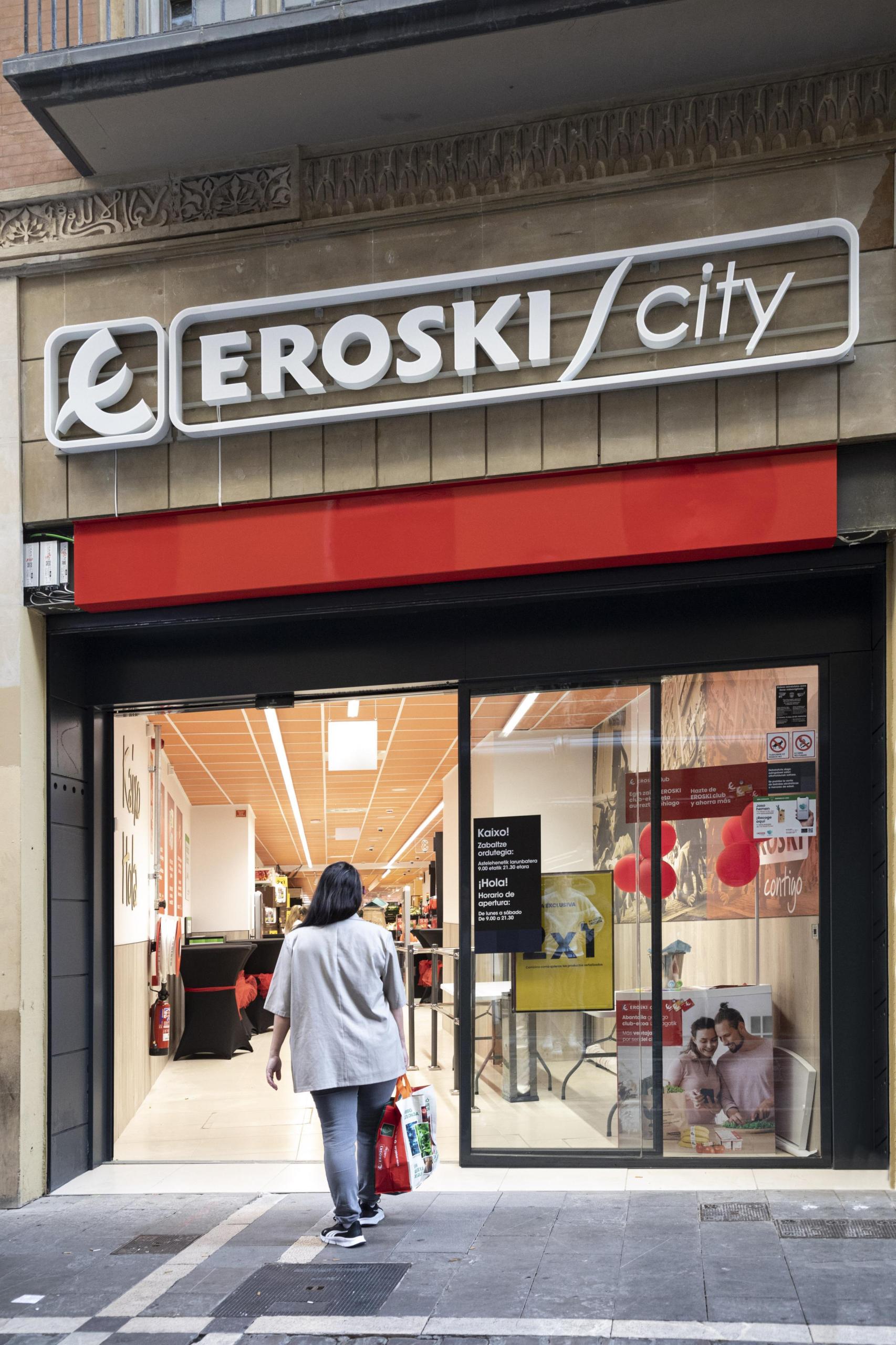 Una persona entrando a comprar en un supermercado EROSKI City