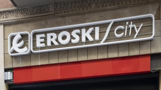 Una persona entrando a comprar en un supermercado EROSKI City