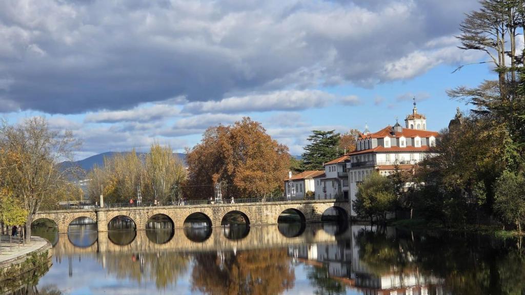 En una de las columnas cilíndricas del puente, el Padrao do povo, detalla el nombre de los pueblos que colaboraron en la construcción