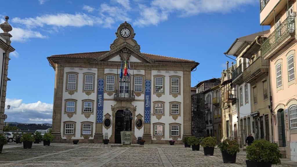 El Paço do Concelho, el ayuntamiento, un edificio neoclásico de mediados de siglo XIX, es probablemente uno de los más vistosos de Chaves