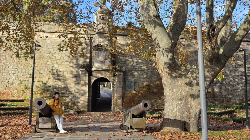 El convento de San Francisco fue transformado en fuerte para defender la ciudad de posibles ataques de artillería provenientes de Galicia. En 1994 se reestructuró para instalar un hotel