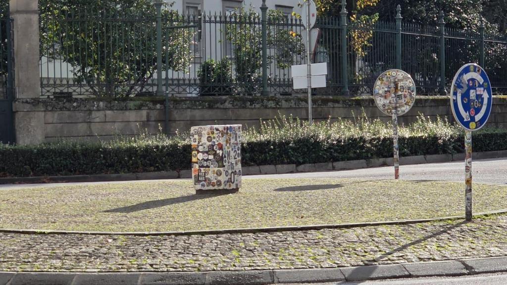 La indicación, en una descuidada rotonda, pasa totalmente desapercibida