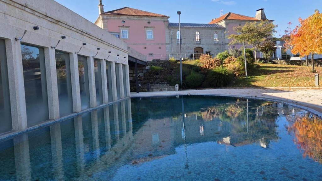 El hotel dispone de cuatro salas de masajes, sauna, spa, jacuzzi, sauna, baño turco y dos piscinas