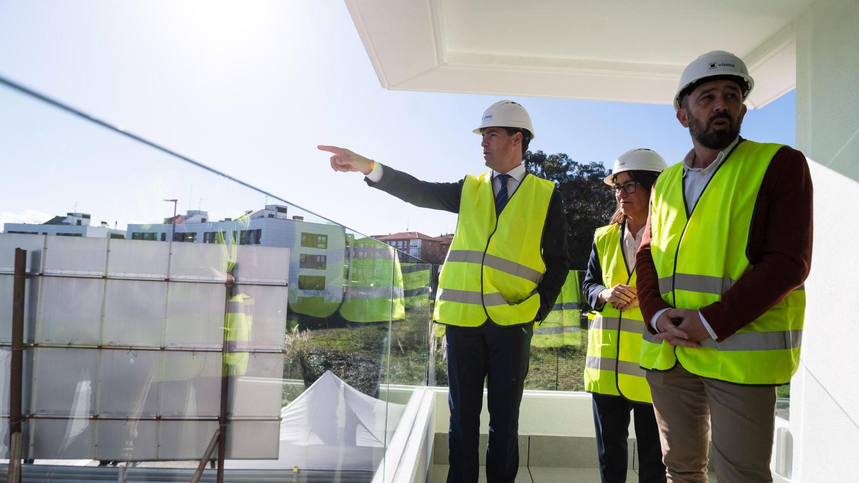 El lehendakari, Imanol Pradales, junto al consejero de Vivienda, Denis Itxaso