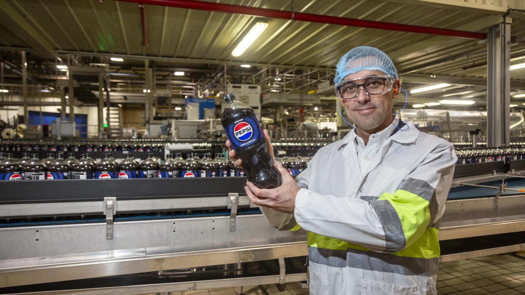 Iñaki Ochoa de Aspuru, director de la planta de Pepsico de Etxebarrri Ibiña