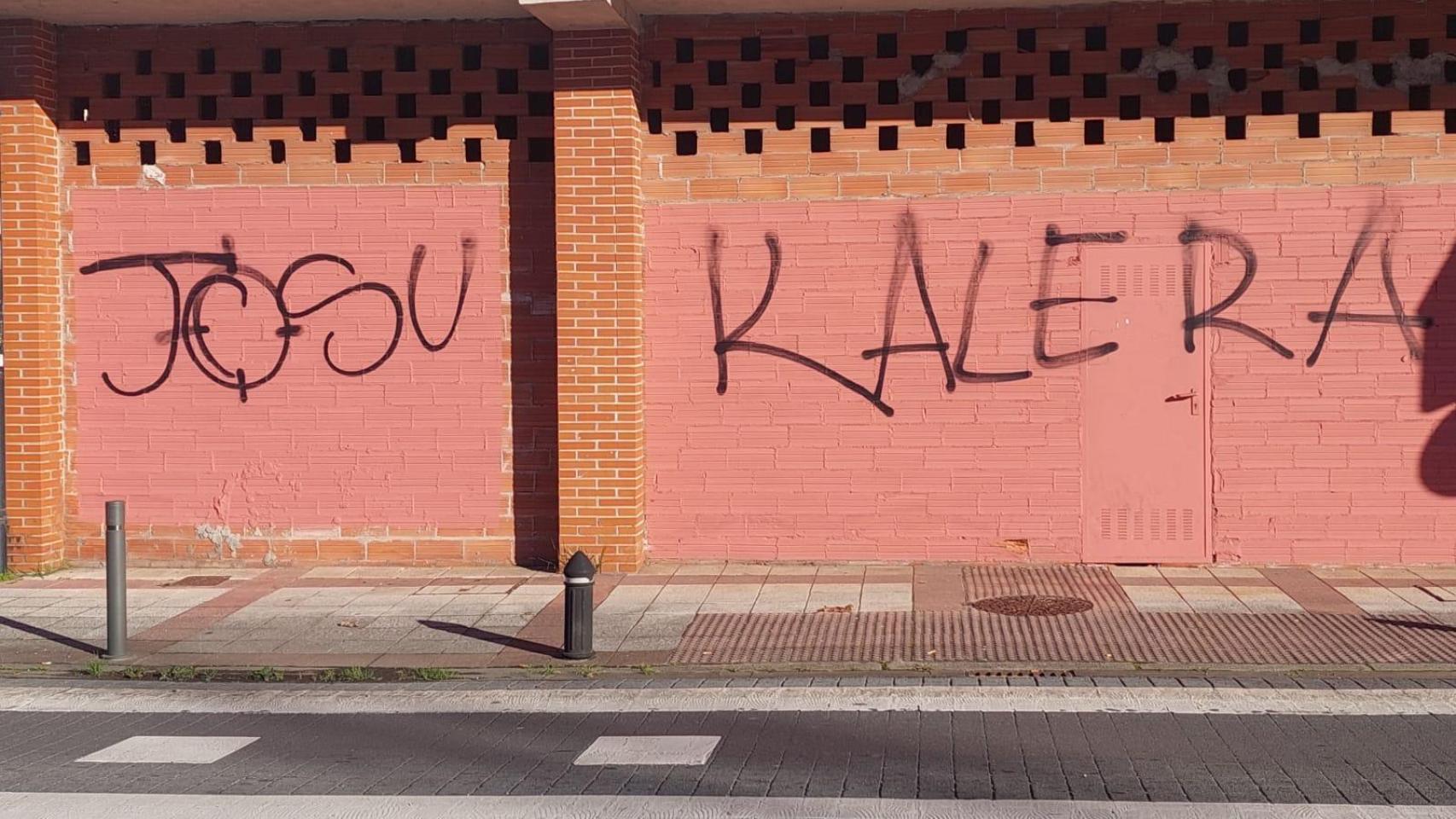Pintadas y dianas contra el alcalde del PNV en Loiu.
