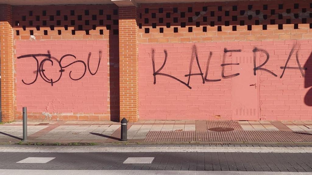 Pintadas y dianas contra el alcalde del PNV en Loiu.