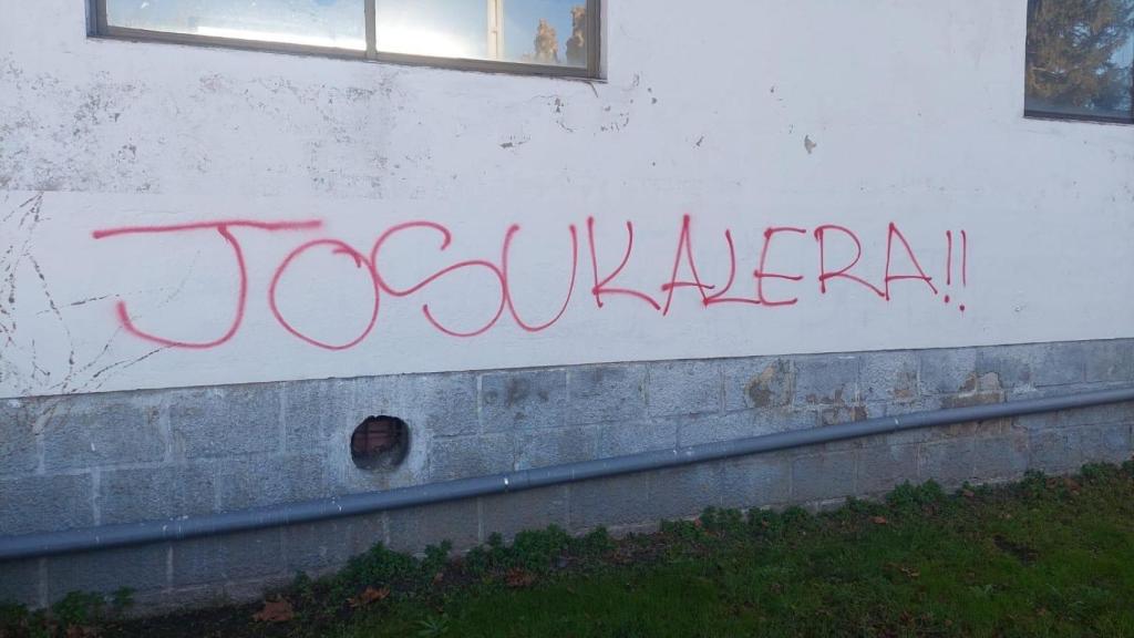 Pintadas y dianas contra el alcalde del PNV en Loiu.