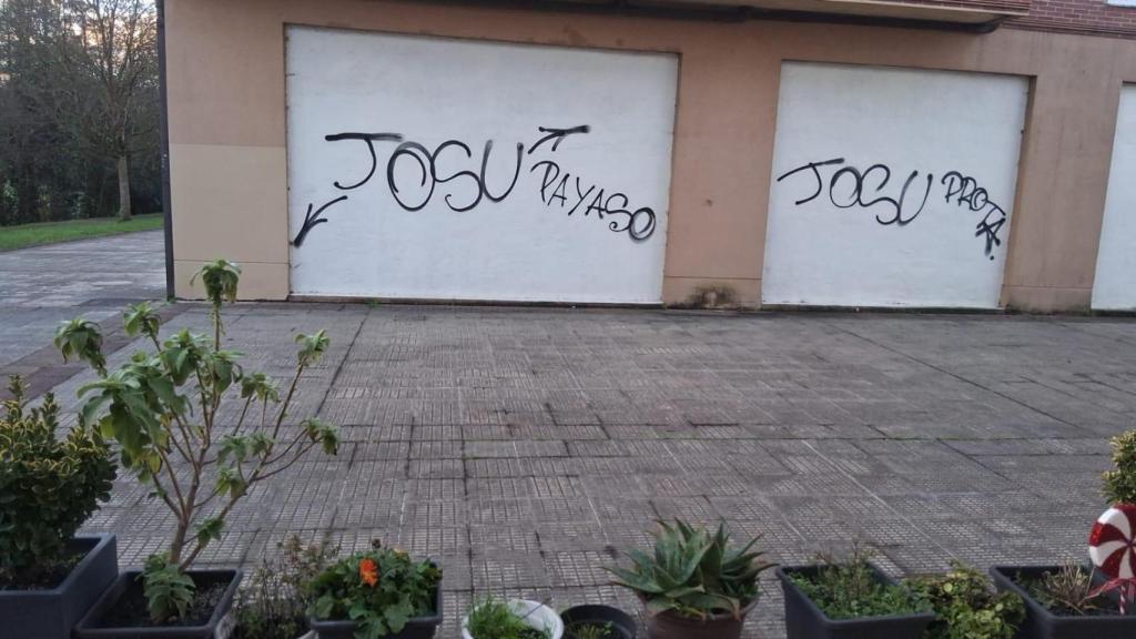 Pintadas y dianas contra el alcalde del PNV en Loiu.
