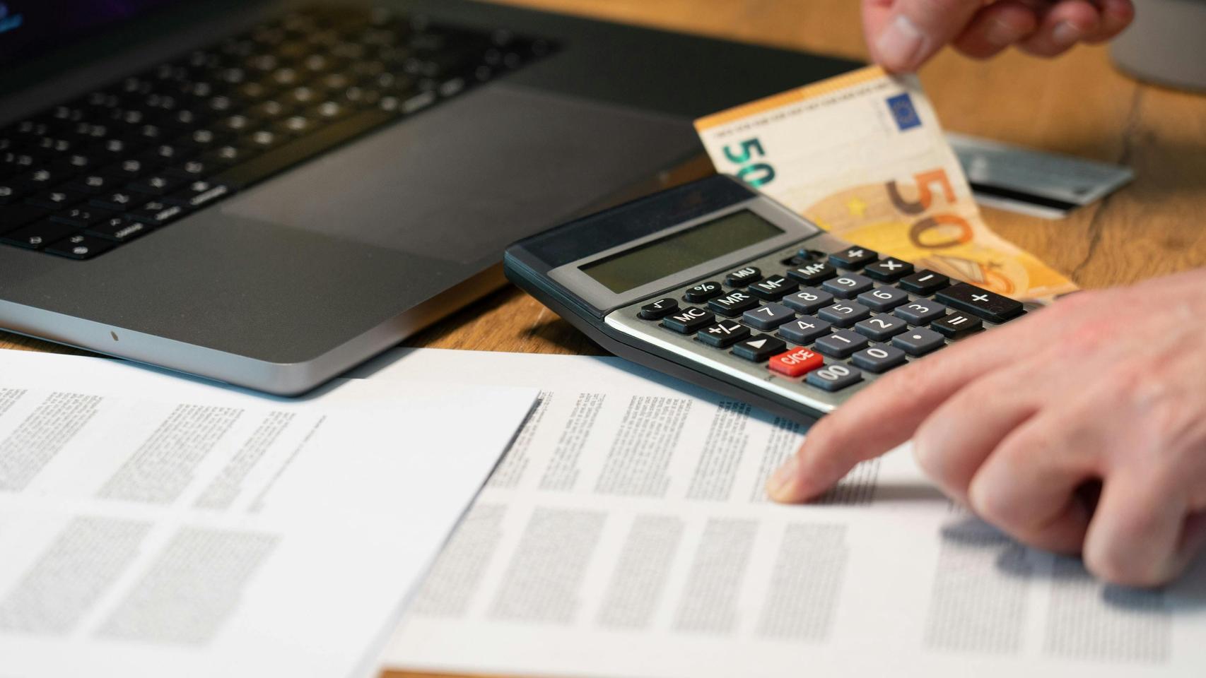 Las pensiones o el arraigo, problemas que surgen en la política.