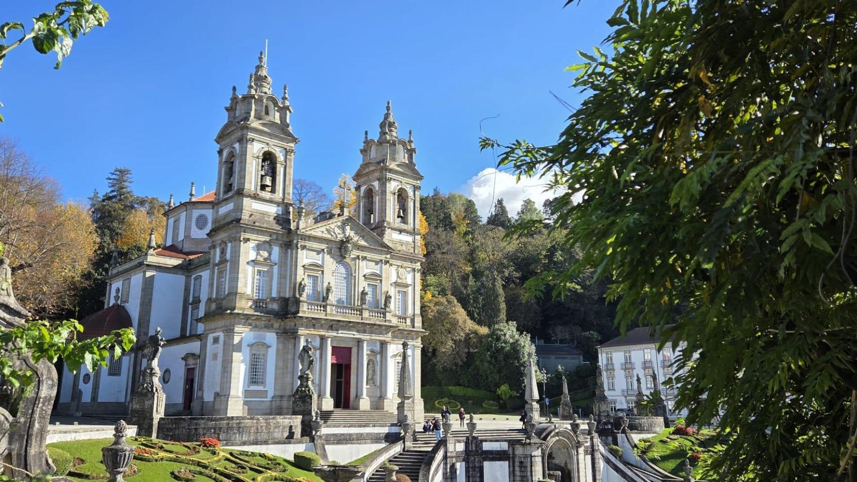 Declarado Patrimonio de la Humanidad por la UNESCO en 2019, al santuario, ejemplo de Monte Sagrado, se llega por un largo Vía Crucis que lleva hasta la colina del Monte Espinho, donde está el santuario