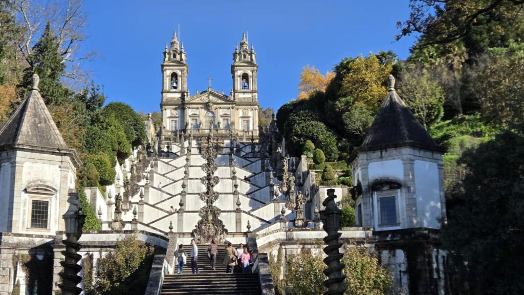 El policromado y tridimensional retablo del altar mayor está decorado con esculturas de la crucifixión de Cristo