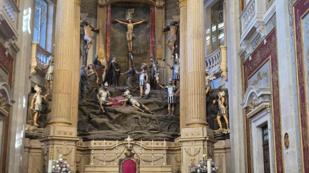En pleno Casco Histórico, rodeada de cafés y muy próxima al Arco da Porta Nova, la visita a la Catedral de Braga, que rivalizaba con la de Santiago, es imprescindible