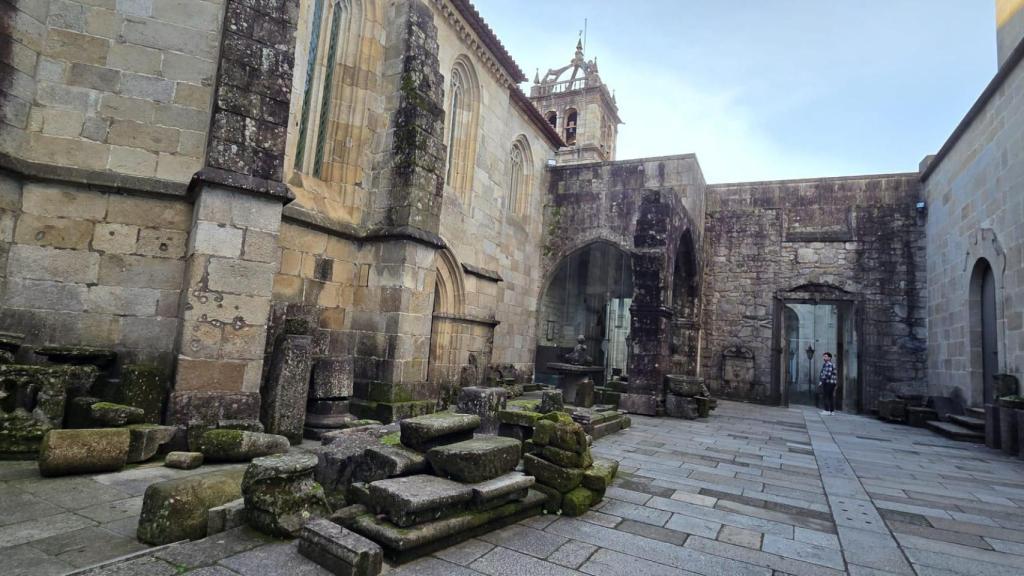El arco fue mandado construir por el arzobispo Diogo de Sousa, el mismo que encargó la arcada de la catedral