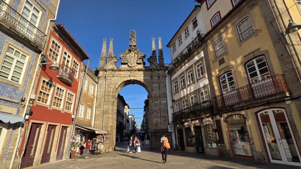 Tras el fallecimiento del último propietario, el edificio pasó a manos del banco para pagar las deudas que Raio tenía contraídas. Posteriormente, fue adquirido por la Casa de Misericordia, que tras la restauración de 2015 instaló un centro de interpretación
