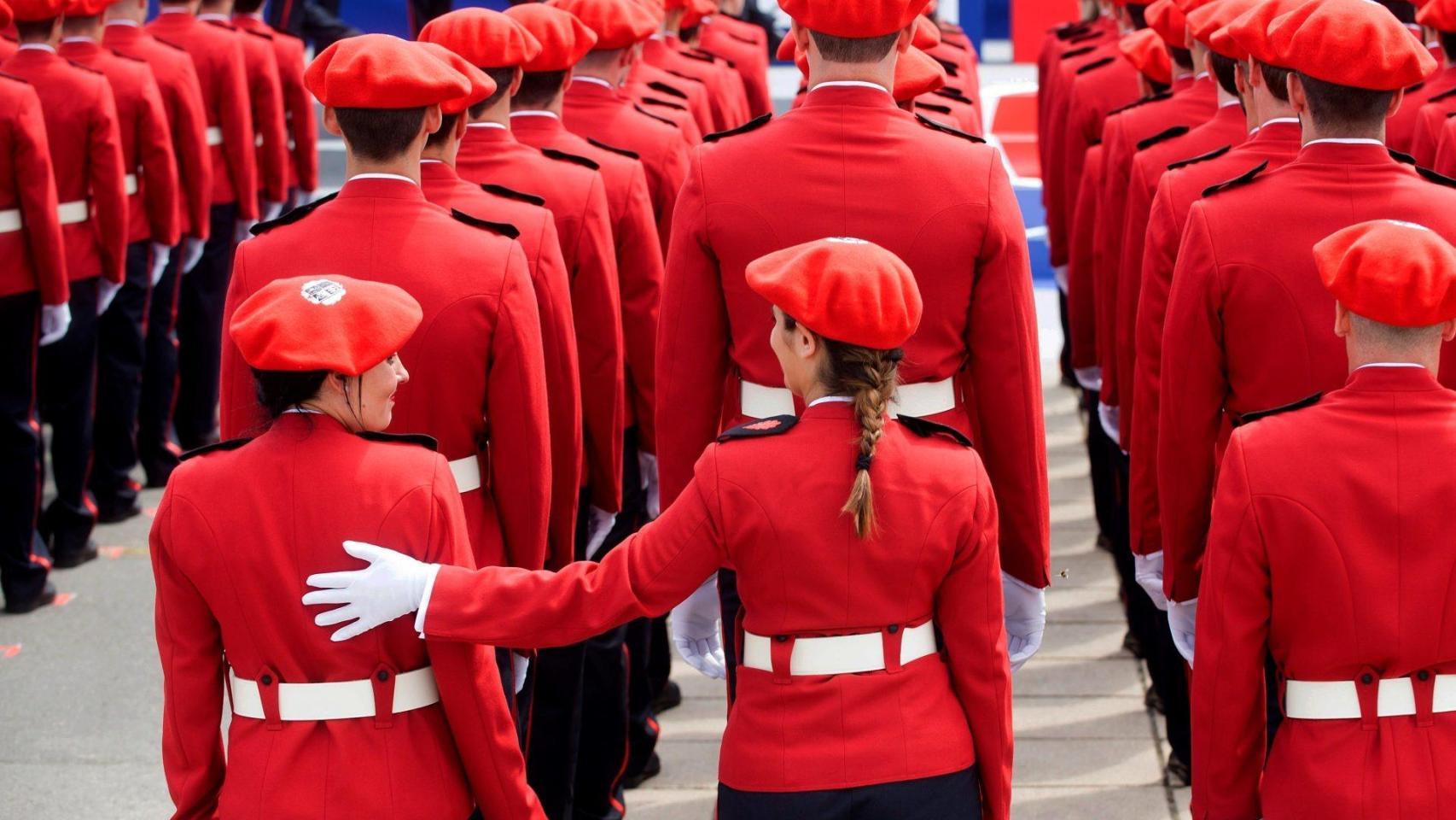 Dos agentes en la entrega de diplomas a la XXVI promoción de la Ertzaintza en una imagen de archivo