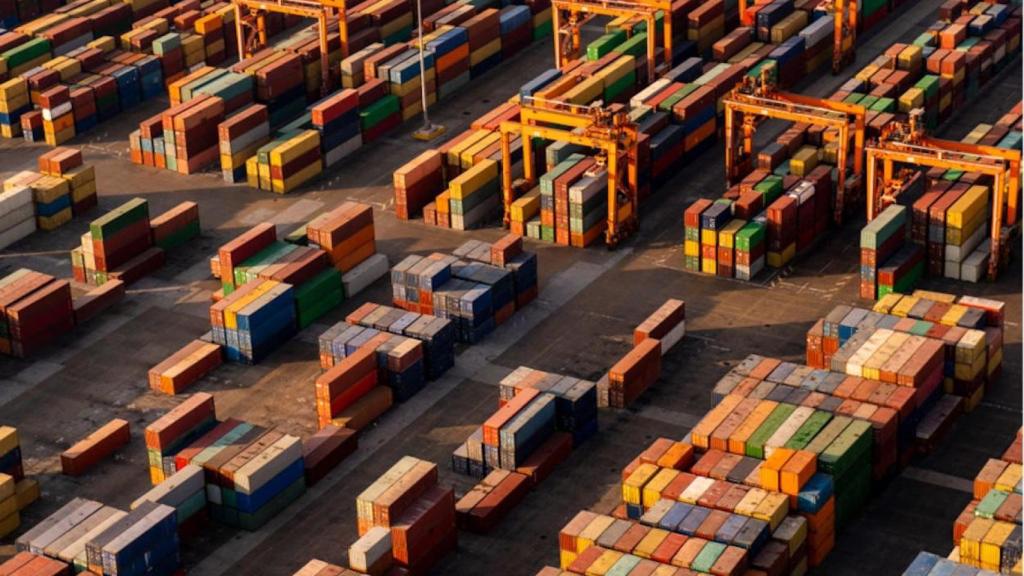Contenedores en una zona logística