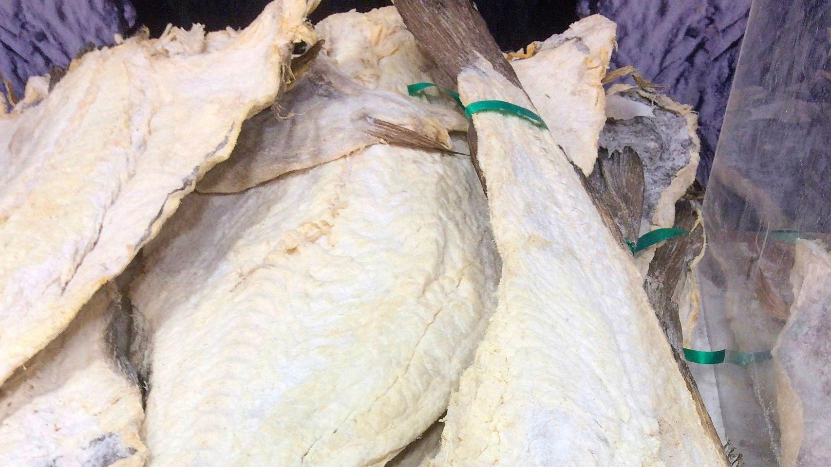 Bacalao seco en una pescadería.